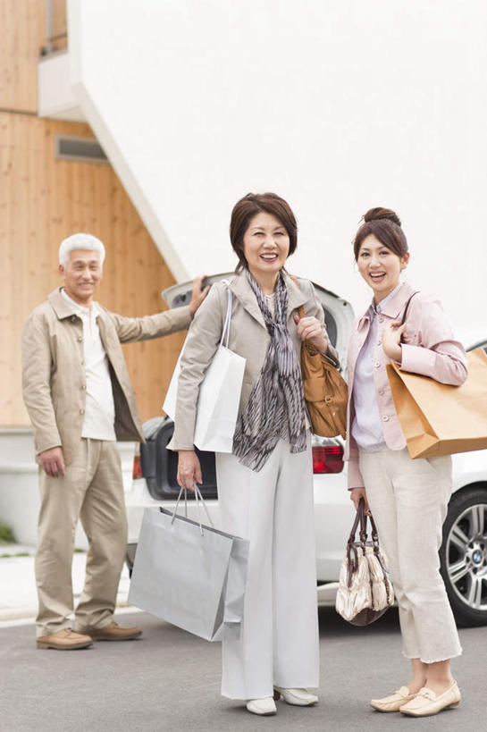 东方人,背,家庭,夫妻,母亲,父亲,女儿,站,竖图,室外,白天,正面,爱情,购物,消费,植物,汽车,袋子,亚洲,握,服装,装饰,木制,包,包装袋,皮包,手提袋,房屋,墙,屋子,公寓,购物袋,浪漫,拿,拿着,注视,休闲装,黄种人,楼房,墙壁,墙面,住宅,车,衣服,黄色,绿色,白色,灰色,后备箱,木制品,交通工具,轿车,背着,打开,扶,观察,看,站着,休闲,温暖,温馨,父女,母女,三口之家,一家人,休闲服,恩爱,父爱,母爱,握着,金融,恋人,服饰,观看,对视,华丽,修饰,单肩包,点缀,和睦,察看,扶着,开启,购买,关注,载具,贸易,衬托,美观,雅致,雅观,老年男性,老年女性,男人,男性,年轻女性,女人,女性,亚洲人,年轻人,夫妇,情侣,站立,彩图,全身,房子,伴侣,融洽