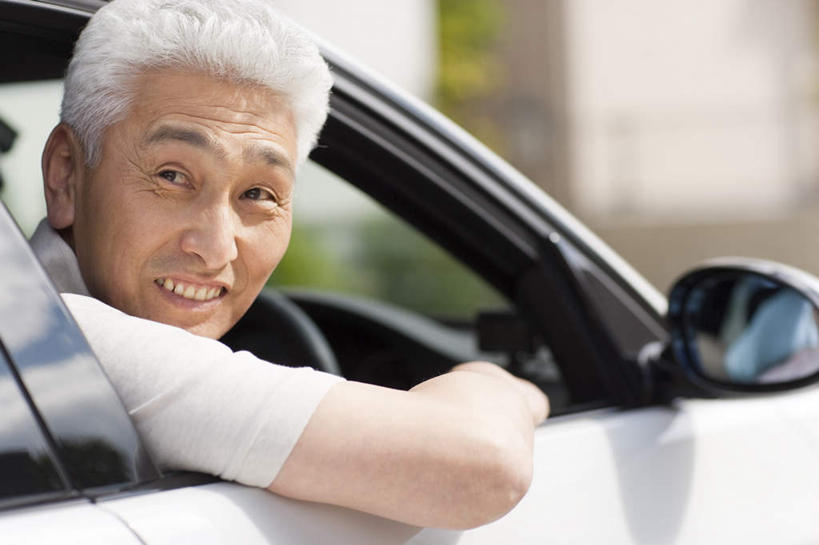 东方人,一个人,坐,笑,微笑,露齿笑,横图,室外,白天,正面,安全,镜子,汽车,亚洲,仅一个男性,仅一个人,阴影,服装,朦胧,模糊,反射,光线,影子,扭头,注视,休闲装,黄种人,车,衣服,阳光,交通工具,轿车,扶,观察,看,转头,仅一个老年男性,休闲,休闲服,服饰,后视镜,观看,镜像,察看,扶着,生命,镜面,关注,载具,光学,侧视镜,老年男性,男人,男性,亚洲人,坐着,半身,彩图