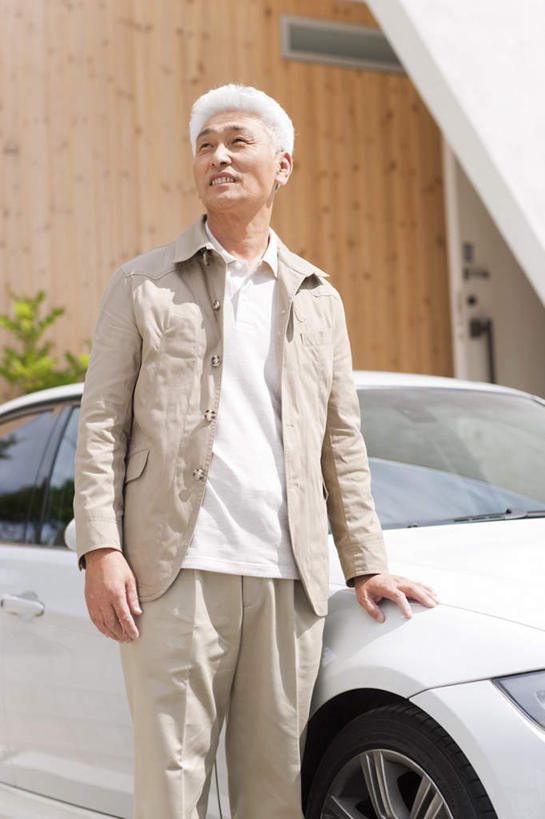 东方人,一个人,站,笑,微笑,露齿笑,竖图,室外,白天,正面,植物,汽车,亚洲,仅一个男性,仅一个人,撑,服装,木制,房屋,墙,屋子,公寓,注视,休闲装,黄种人,楼房,墙壁,墙面,住宅,车,衣服,绿色,木制品,交通工具,轿车,观察,看,站着,仅一个老年男性,休闲,休闲服,服饰,观看,察看,撑着,关注,载具,老年男性,男人,男性,亚洲人,抬头,仰头,站立,半身,彩图,房子