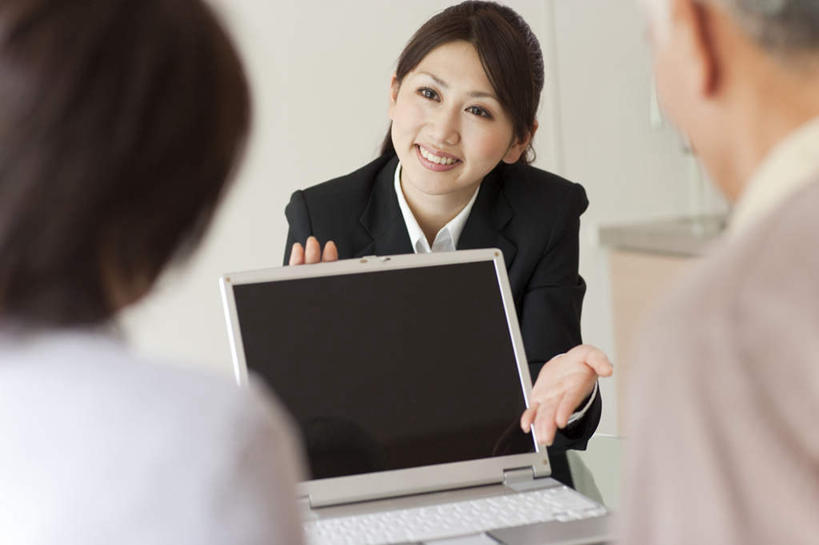 东方人,背部,三个人,夫妻,商务人士,商务女性,坐,笑,微笑,露齿笑,横图,室内,白天,正面,爱情,电脑,笔记本电脑,桌子,亚洲,握,套装,朦胧,模糊,网络,木制,浪漫,注视,黄种人,通讯设备,顾客,木制品,观察,看,恩爱,握着,恋人,观看,察看,无线,关注,通信设备,商务装,无线网络,无线上网,便携式电脑,工薪阶层,手提电脑,老年男性,老年女性,男人,男性,年轻女性,女人,女性,亚洲人,夫妇,情侣,白领,上班族,坐着,半身,彩图,伴侣