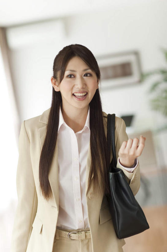 东方人,背,一个人,商务人士,商务女性,站,笑,微笑,露齿笑,竖图,俯视,室内,白天,植物,亚洲,仅一个年轻女性,仅一个女性,仅一个人,套装,朦胧,模糊,装饰,包,盆栽,皮包,盆景,注视,黄种人,一个,绿色,黑色,自然,背着,观察,看,站着,生长,单个,成长,观看,华丽,修饰,单肩包,点缀,察看,关注,商务装,工薪阶层,衬托,美观,雅致,雅观,年轻女性,女人,女性,亚洲人,白领,上班族,站立,半身,彩图,高角度拍摄