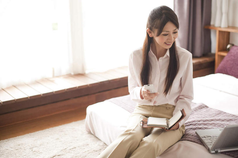 东方人,一个人,商务人士,商务女性,坐,笑,打电话,微笑,露齿笑,横图,俯视,室内,白天,电脑,笔记本电脑,窗户,窗帘,床,地毯,楼梯,落地窗,电话,手机,亚洲,仅一个年轻女性,仅一个女性,仅一个人,一本,握,套装,装饰,网络,木制,阶梯,双人床,床单,记事本,拿,拿着,注视,黄种人,通讯设备,被子,玻璃窗,台阶,白色,帘子,本子,笔记本,木制品,观察,看,遮阳,握着,观看,华丽,修饰,点缀,察看,无线,被单,关注,通信设备,商务装,无线网络,无线上网,便携式电脑,工薪阶层,衬托,美观,雅致,雅观,交流,手提电脑,年轻女性,女人,女性,亚洲人,白领,上班族,沟通,通话,坐着,半身,彩图,高角度拍摄