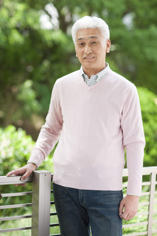 东方人,一个人,栏杆,站,笑,微笑,露齿笑,竖图,室外,白天,正面,植物,亚洲,仅一个男性,仅一个人,服装,朦胧,模糊,围栏,注视,休闲装,黄种人,护栏,树,树木,衣服,蓝色,绿色,蓝天,天空,自然,天,扶,观察,看,站着,仅一个老年男性,休闲,休闲服,服饰,生长,晴朗,成长,观看,察看,扶着,关注,万里无云,老年男性,男人,男性,亚洲人,晴空,晴空万里,站立,半身,彩图