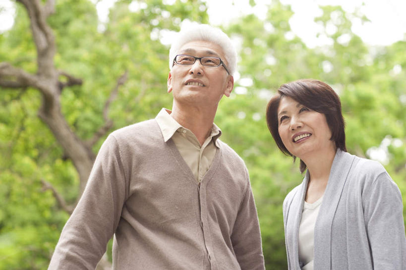 东方人,两个人,夫妻,站,笑,微笑,露齿笑,横图,室外,白天,仰视,爱情,植物,亚洲,阴影,服装,朦胧,模糊,光线,影子,云,云朵,浪漫,云彩,注视,休闲装,黄种人,树,树木,衣服,蓝色,绿色,白云,蓝天,天空,阳光,自然,天,扶,观察,看,站着,休闲,休闲服,恩爱,恋人,服饰,生长,晴朗,成长,观看,察看,扶着,关注,老年男性,老年女性,男人,男性,女人,女性,亚洲人,夫妇,情侣,晴空,抬头,仰头,站立,半身,彩图,低角度拍摄,伴侣