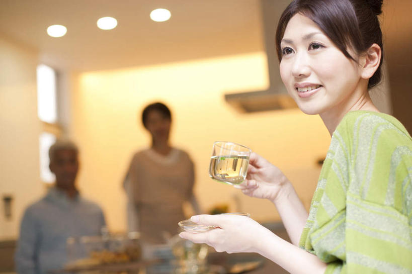 东方人,家庭,夫妻,母亲,父亲,女儿,客厅,站,坐,笑,微笑,露齿笑,横图,室内,白天,仰视,爱情,餐桌,茶,家具,桌子,杯子,玻璃,照明,亚洲,阴影,服装,朦胧,模糊,透明,光线,碟子,影子,灯光,一杯,浪漫,拿,拿着,注视,休闲装,黄种人,顶灯,玻璃制品,灯,一个,衣服,水杯,灯具,观察,看,站着,休闲,温暖,温馨,父女,母女,三口之家,一家人,休闲服,恩爱,父爱,母爱,恋人,服饰,单个,餐台,观看,照亮,和睦,察看,起居室,照明设备,关注,老年男性,老年女性,男人,男性,年轻女性,女人,女性,亚洲人,年轻人,夫妇,情侣,茶杯,站立,坐着,半身,彩图,低角度拍摄,伴侣,融洽