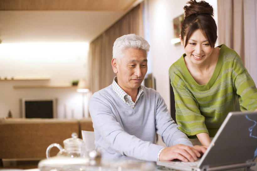 东方人,两个人,家庭,父亲,女儿,客厅,站,坐,笑,微笑,露齿笑,横图,室内,白天,正面,电脑,笔记本电脑,窗帘,家具,沙发,电视,相框,玻璃,敲打,服装,环保,装饰,透明,网络,壶,拿,拿着,注视,休闲装,黄种人,输入,通讯设备,玻璃制品,水壶,一个,衣服,绿色,帘子,茶壶,液晶电视,打字,观察,看,站着,休闲,温暖,温馨,父女,一家人,休闲服,遮阳,父爱,清晰,服饰,轻薄,单个,观看,点击,华丽,修饰,敲击,回收,点缀,和睦,资源,察看,无线,起居室,关注,彩电,通信设备,无线网络,布艺沙发,无线上网,便携式电脑,利用,便携,低碳,循环,衬托,美观,雅致,雅观,彩色电视机,客堂,按键,手提电脑,老年男性,男人,男性,年轻女性,女人,女性,亚洲人,电视机,站立,坐着,半身,彩图,融洽,高清