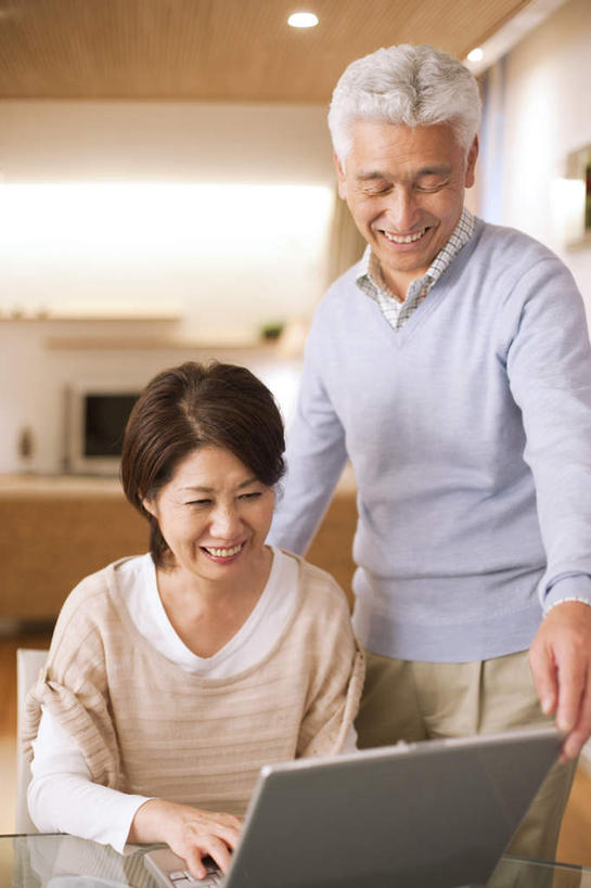 东方人,两个人,客厅,站,坐,笑,微笑,露齿笑,竖图,室内,白天,正面,窗帘,家具,沙发,电视,相框,敲打,服装,环保,装饰,网络,注视,休闲装,黄种人,输入,通讯设备,衣服,绿色,帘子,液晶电视,打字,观察,看,站着,休闲,休闲服,遮阳,清晰,服饰,轻薄,观看,点击,华丽,修饰,敲击,回收,点缀,资源,察看,无线,起居室,关注,彩电,通信设备,无线网络,布艺沙发,无线上网,便携式电脑,利用,便携,低碳,循环,衬托,美观,雅致,雅观,彩色电视机,客堂,按键,手提电脑,老年男性,老年女性,男人,男性,女人,女性,亚洲人,电视机,站立,坐着,半身,彩图,高清