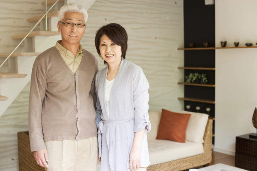 东方人,两个人,客厅,站,抱,笑,微笑,露齿笑,横图,室内,白天,正面,植物,柜子,家具,靠垫,沙发,服装,装饰,盆栽,靠枕,盆景,注视,休闲装,黄种人,一个,衣服,绿色,白色,自然,抱枕,橱柜,枕头,观察,看,靠,靠着,站着,休闲,休闲服,橙色,服饰,生长,单个,成长,抱着,观看,华丽,修饰,点缀,察看,起居室,搂着,关注,布艺沙发,衬托,美观,雅致,雅观,客堂,老年男性,老年女性,男人,男性,女人,女性,亚洲人,怀抱,搂,搂抱,相抱,拥抱,站立,半身,彩图