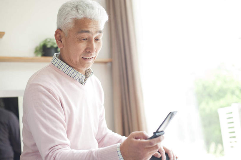 东方人,一个人,坐,笑,打电话,微笑,露齿笑,横图,室内,白天,正面,植物,窗户,窗帘,落地窗,电话,电视,手机,亚洲,仅一个男性,仅一个人,握,服装,环保,装饰,盆栽,盆景,拿,拿着,注视,休闲装,黄种人,通讯设备,玻璃窗,衣服,绿色,自然,帘子,液晶电视,观察,看,仅一个老年男性,休闲,休闲服,遮阳,清晰,握着,服饰,轻薄,生长,成长,观看,华丽,修饰,回收,点缀,资源,察看,关注,彩电,利用,便携,低碳,循环,衬托,美观,雅致,雅观,彩色电视机,交流,老年男性,男人,男性,亚洲人,电视机,沟通,通话,坐着,半身,彩图,高清