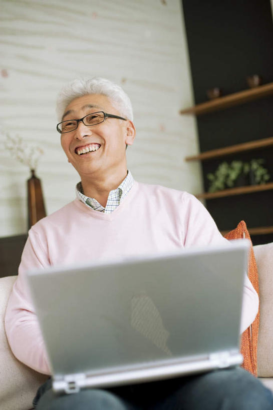 东方人,一个人,客厅,坐,捧,笑,微笑,露齿笑,竖图,室内,白天,仰视,电脑,笔记本电脑,植物,靠垫,沙发,亚洲,仅一个男性,仅一个人,戴,敲打,服装,装饰,网络,盆栽,眼镜,靠枕,盆景,注视,休闲装,黄种人,输入,通讯设备,一个,衣服,绿色,白色,自然,抱枕,枕头,打字,观察,看,仅一个老年男性,休闲,休闲服,橙色,服饰,生长,单个,成长,观看,点击,华丽,修饰,敲击,点缀,戴着,察看,无线,起居室,关注,通信设备,无线网络,近视眼镜,布艺沙发,无线上网,便携式电脑,衬托,美观,雅致,雅观,客堂,按键,手提电脑,老年男性,男人,男性,亚洲人,端,端着,捧着,手捧,坐着,半身,彩图,低角度拍摄