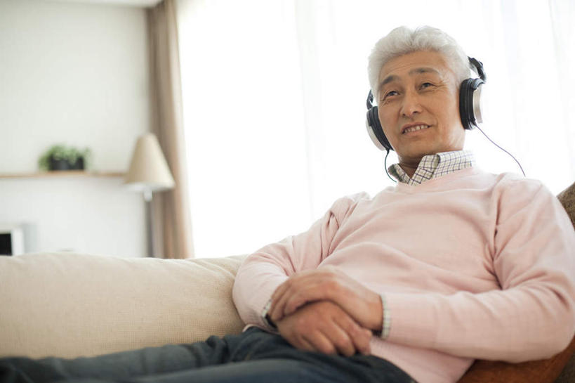 东方人,一个人,客厅,躺,横图,室内,白天,仰视,快乐,满意,幸福,植物,窗户,窗帘,落地窗,沙发,台灯,照明,亚洲,仅一个男性,仅一个人,服装,装饰,盆栽,灯光,盆景,音响,音乐,休闲装,黄种人,娱乐,玻璃窗,灯,衣服,绿色,白色,自然,帘子,耳机,灯具,手放前,仅一个老年男性,享受,休闲,休闲服,遮阳,放松,服饰,生长,成长,华丽,修饰,照亮,点缀,起居室,舒适,享乐,照明设备,布艺沙发,衬托,美观,雅致,雅观,客堂,老年男性,男人,男性,亚洲人,躺着,半身,彩图,低角度拍摄