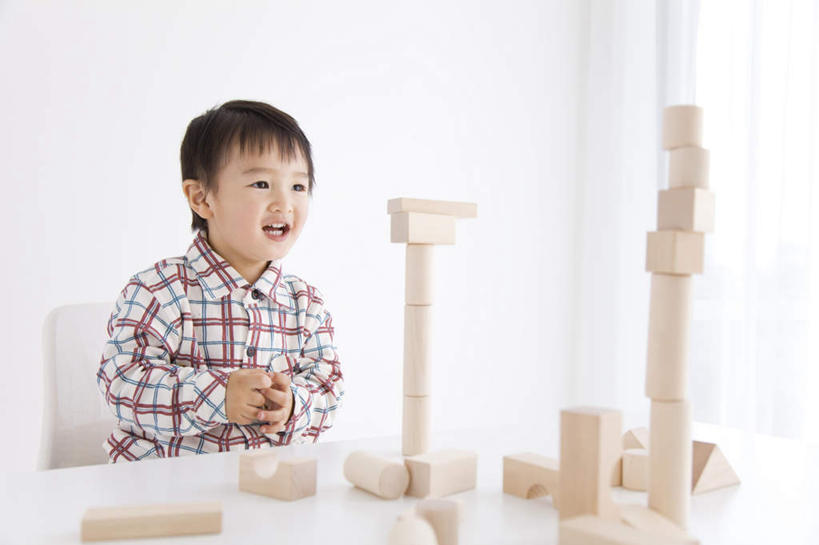 东方人,儿童,一个人,站,笑,微笑,露齿笑,横图,室内,白天,白色背景,正面,衬衫,游戏,纯洁,智慧,桌子,玩具,椅子,亚洲,仅一个男性,仅一个人,一堆,许多,堆叠,堆积,木制,格子,玩,注视,黄种人,娱乐,小孩,白色,木制品,观察,看,站着,仅一个小孩,休闲,积木,可爱,童年,童趣,益智,摄影,影棚,观看,活动,堆,察看,思维,发泄,关注,消遣,智力,想象,童真,烂漫,无邪,宣泄,天真,男孩,男人,男性,亚洲人,孩子,玩耍,嬉戏,站立,半身,彩图,影棚拍摄,衬衣,拍摄,短发,男生