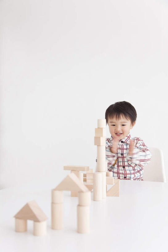 东方人,儿童,一个人,站,竖图,室内,白天,白色背景,正面,衬衫,游戏,快乐,兴奋,纯洁,智慧,骄傲,成功,胜利,桌子,玩具,椅子,亚洲,仅一个男性,仅一个人,一堆,许多,击掌,堆叠,堆积,木制,格子,玩,注视,黄种人,娱乐,小孩,白色,木制品,观察,看,手势,站着,仅一个小孩,休闲,积木,可爱,童年,童趣,益智,自信,摄影,影棚,观看,活动,堆,察看,思维,发泄,关注,消遣,智力,想象,童真,烂漫,无邪,宣泄,天真,男孩,男人,男性,亚洲人,孩子,拍手,玩耍,嬉戏,站立,半身,彩图,影棚拍摄,衬衣,欢乐,开心,拍摄,短发,男生