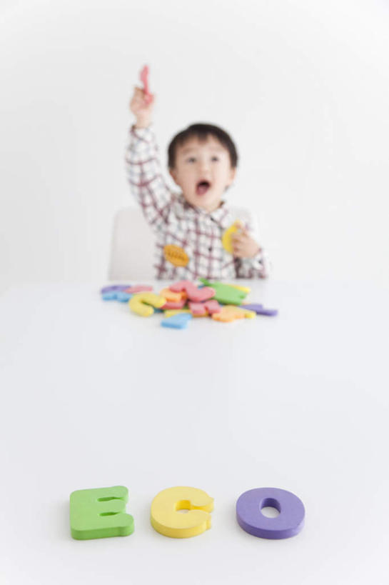 东方人,儿童,一个人,举,竖图,室内,白天,白色背景,正面,衬衫,游戏,纯洁,桌子,玩具,椅子,亚洲,仅一个男性,仅一个人,许多,握,英文,标志,格子,文字,字符,字母,拿,玩,拿着,黄种人,娱乐,标识,小孩,黄色,红色,蓝色,绿色,紫色,白色,托,张嘴,仅一个小孩,休闲,可爱,童年,童趣,益智,握着,摄影,影棚,活动,英文字母,发泄,消遣,智力,张大嘴巴,童真,烂漫,无邪,宣泄,天真,男孩,男人,男性,亚洲人,孩子,张开嘴,举起,举手,举着,玩耍,嬉戏,向上举,向上伸,向上托,半身,彩图,影棚拍摄,衬衣,拍摄,短发,男生