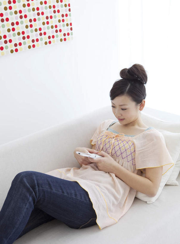 东方人,一个人,客厅,躺,笑,打电话,微笑,露齿笑,竖图,俯视,室内,白天,靠垫,沙发,电话,手机,亚洲,仅一个年轻女性,仅一个女性,仅一个人,靠枕,拿,拿着,黄种人,通讯设备,海报,一个,抱枕,枕头,靠,靠着,单个,起居室,布艺沙发,客堂,卧着,交流,年轻女性,女人,女性,亚洲人,沟通,躺着,通话,卧,半身,彩图,高角度拍摄