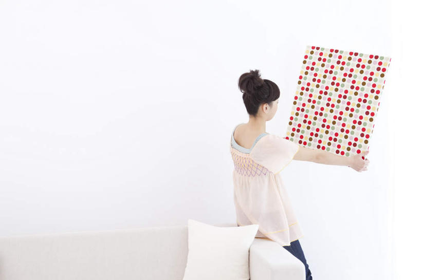 东方人,一个人,客厅,捧,横图,室内,白天,靠垫,沙发,亚洲,仅一个年轻女性,仅一个女性,仅一个人,一张,靠枕,黄种人,海报,一个,背面,白色,抱枕,枕头,靠,靠着,单个,起居室,布艺沙发,客堂,年轻女性,女人,女性,亚洲人,端,端着,捧着,手捧,半身,彩图