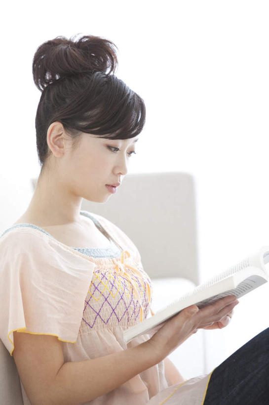 东方人,一个人,客厅,坐,捧,竖图,室内,白天,侧面,看书,阅读,沙发,书籍,亚洲,仅一个年轻女性,仅一个女性,仅一个人,学习,服装,注视,休闲装,黄种人,衣服,白色,书本,观察,看,靠,靠着,休闲,休闲服,读书,浏览,服饰,观看,察看,起居室,关注,布艺沙发,客堂,年轻女性,女人,女性,亚洲人,书,图书,端,端着,捧着,手捧,坐着,半身,彩图