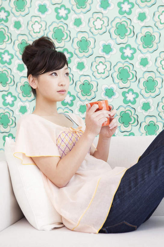 东方人,一个人,客厅,躺,捧,竖图,室内,白天,侧面,壁纸,靠垫,沙发,杯子,亚洲,仅一个年轻女性,仅一个女性,仅一个人,花纹,服装,图案,墙,靠枕,休闲装,黄种人,墙壁,墙面,一个,衣服,红色,绿色,白色,水杯,抱枕,枕头,靠,靠着,向上看,休闲,休闲服,服饰,单个,起居室,布艺沙发,客堂,年轻女性,女人,女性,亚洲人,茶杯,墙纸,端,端着,捧着,手捧,躺着,半身,彩图