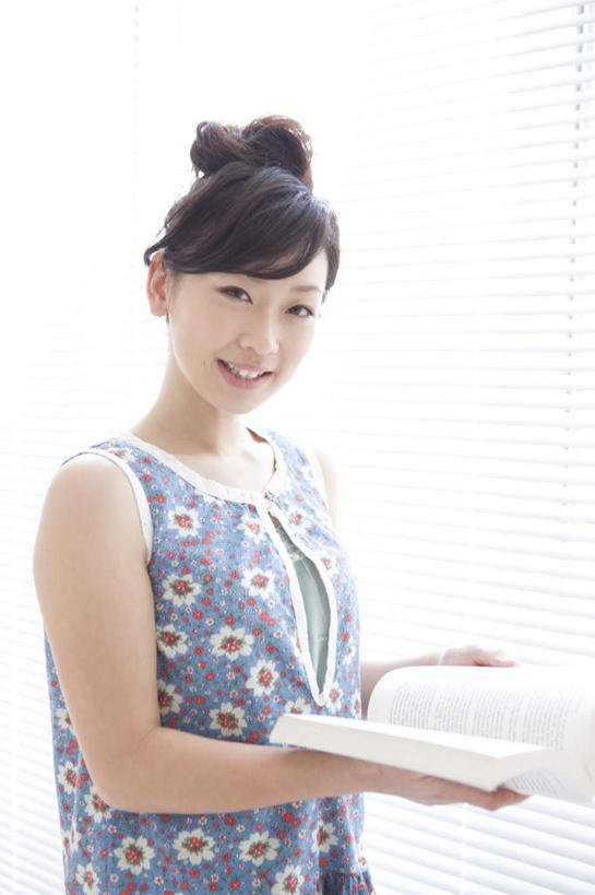 东方人,一个人,站,捧,笑,微笑,露齿笑,竖图,室内,白天,侧面,看书,阅读,窗户,书籍,亚洲,仅一个年轻女性,仅一个女性,仅一个人,学习,服装,百叶窗,注视,休闲装,黄种人,衣服,书本,观察,看,站着,休闲,休闲服,读书,浏览,服饰,观看,察看,关注,年轻女性,女人,女性,亚洲人,书,图书,端,端着,捧着,手捧,站立,半身,彩图