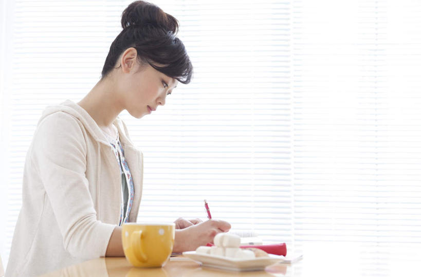 点心,东方人,一个人,坐,横图,室内,白天,侧面,窗户,桌子,杯子,亚洲,仅一个年轻女性,仅一个女性,仅一个人,许多,服装,木制,笔,陶瓷,百叶窗,办公桌,食品,甜点,甜品,办公用品,陶瓷制品,拿,拿着,注视,休闲装,黄种人,文具,食物,糕点,一个,衣服,黄色,红色,白色,盘子,木制品,水杯,学习用品,甜食,观察,看,休闲,休闲服,服饰,单个,观看,文具用品,一支,察看,关注,年轻女性,女人,女性,亚洲人,茶杯,坐着,半身,彩图