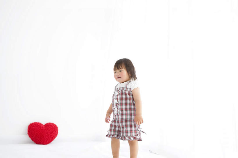 东方人,儿童,一个人,站,笑,微笑,露齿笑,横图,室内,白天,白色背景,正面,爱情,纯洁,靠垫,亚洲,仅一个女性,仅一个人,服装,爱心,格子,靠枕,浪漫,注视,黄种人,一个,小孩,衣服,红色,抱枕,枕头,观察,看,站着,仅一个小孩,温暖,温馨,心形,背带裤,恩爱,可爱,童年,童趣,摄影,服饰,影棚,单个,观看,和睦,察看,衣着,穿着,关注,童真,烂漫,无邪,衣饰,天真,女孩,女人,女性,亚洲人,孩子,心型,站立,半身,彩图,影棚拍摄,拍摄,融洽,女生