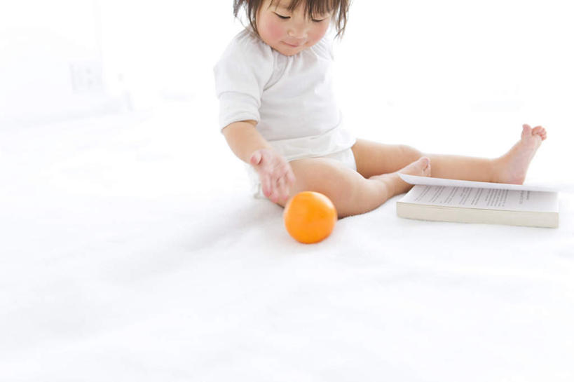 东方人,儿童,一个人,坐,摸,横图,俯视,室内,白天,白色背景,游戏,纯洁,柑橘,书籍,亚洲,仅一个女性,仅一个人,一本,抚摸,短裤,服装,玩,注视,黄种人,娱乐,小孩,衣服,白色,低头,观察,看,仅一个小孩,休闲,可爱,童年,童趣,摄影,服饰,影棚,观看,活动,察看,衣着,穿着,发泄,关注,消遣,智力,童真,烂漫,无邪,宣泄,衣饰,天真,女孩,女人,女性,亚洲人,孩子,书,图书,橘子,桔子,橙子,橙,触摸,接触,玩耍,嬉戏,坐着,半身,彩图,高角度拍摄,影棚拍摄,拍摄,女生