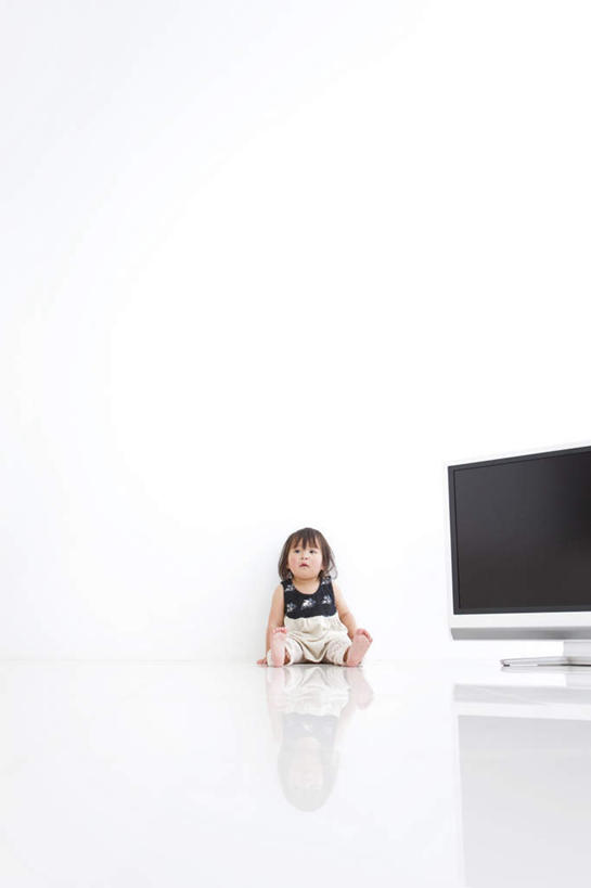 东方人,儿童,一个人,坐,竖图,室内,白天,白色背景,正面,裙子,纯洁,电视,亚洲,仅一个女性,仅一个人,环保,背心,注视,黄种人,小孩,绿色,白色,黑色,液晶电视,观察,看,仅一个小孩,可爱,清晰,童年,童趣,短裙,摄影,影棚,轻薄,观看,半身裙,回收,资源,察看,关注,彩电,瞪眼,利用,童真,便携,低碳,烂漫,无邪,循环,彩色电视机,天真,女孩,女人,女性,亚洲人,孩子,长发,电视机,坐着,彩图,全身,影棚拍摄,拍摄,高清,女生