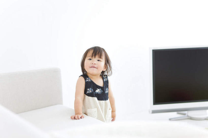 东方人,儿童,一个人,客厅,站,横图,室内,白天,正面,裙子,纯洁,沙发,电视,亚洲,仅一个女性,仅一个人,撑,环保,背心,注视,黄种人,小孩,绿色,白色,黑色,液晶电视,观察,看,站着,仅一个小孩,可爱,清晰,童年,童趣,短裙,轻薄,观看,半身裙,回收,资源,察看,起居室,撑着,关注,彩电,布艺沙发,利用,童真,便携,低碳,烂漫,无邪,循环,彩色电视机,客堂,天真,女孩,女人,女性,亚洲人,孩子,电视机,站立,半身,彩图,高清,女生