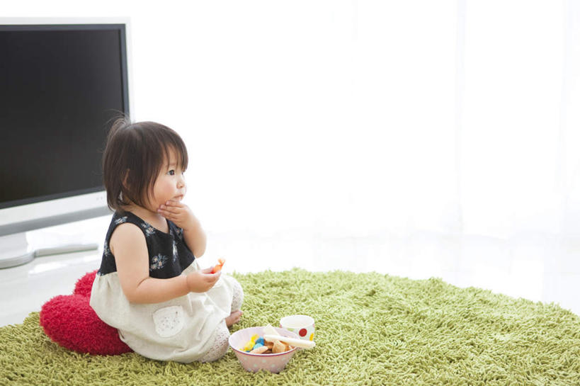 东方人,儿童,一个人,横图,俯视,室内,白天,裙子,纯洁,靠垫,杯子,电视,纺织品,亚洲,仅一个女性,仅一个人,许多,环保,装饰,背心,毛毯,毯子,食品,糖,糖果,甜点,甜品,靠枕,黄种人,食物,纺织,一个,小孩,粉色,红色,蓝色,绿色,白色,黑色,水杯,抱枕,垫子,碗,液晶电视,枕头,甜食,巧克力,仅一个小孩,温暖,可爱,清晰,童年,童趣,短裙,轻薄,单个,半身裙,华丽,修饰,回收,点缀,资源,彩电,利用,童真,便携,低碳,烂漫,无邪,巧克力糖,循环,衬托,美观,雅致,雅观,彩色电视机,天真,女孩,女人,女性,亚洲人,孩子,茶杯,电视机,彩图,高角度拍摄,全身,高清,女生