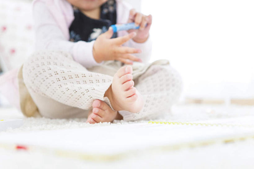 东方人,儿童,一个人,客厅,坐,盘腿,横图,室内,白天,正面,裙子,纯洁,沙发,纺织品,亚洲,仅一个女性,仅一个人,一张,握,朦胧,模糊,装饰,背心,蜡笔,毛毯,毯子,拿,拿着,注视,黄种人,纺织,小孩,蓝色,白色,黑色,垫子,观察,看,仅一个小孩,温暖,可爱,童年,童趣,握着,短裙,观看,半身裙,华丽,修饰,点缀,一支,察看,起居室,关注,布艺沙发,童真,烂漫,无邪,衬托,美观,雅致,雅观,客堂,天真,女孩,女人,女性,亚洲人,孩子,画纸,盘腿而坐,盘膝,盘着腿的,盘着腿坐,双腿交叉,坐着,半身,彩图,女生