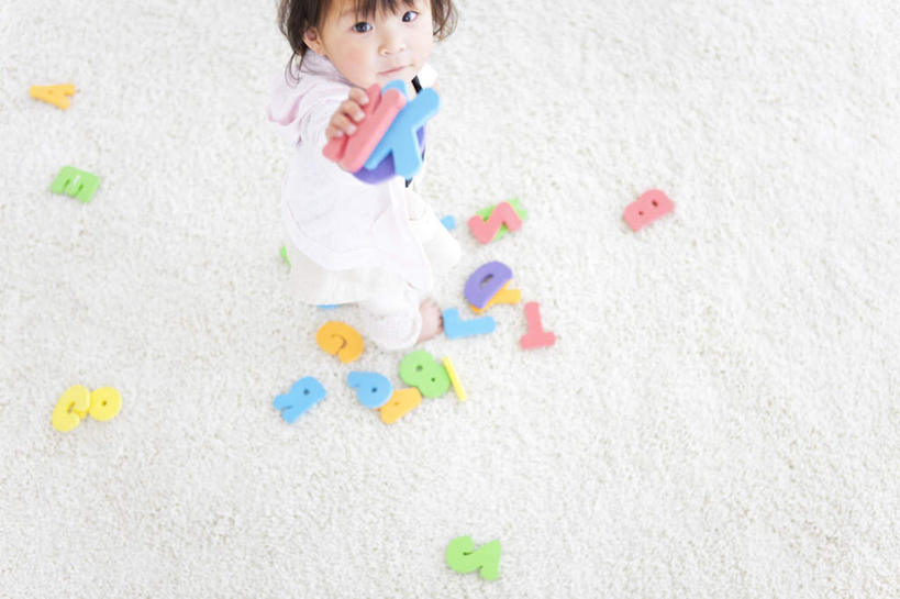 东方人,儿童,一个人,站,横图,俯视,室内,白天,游戏,纯洁,玩具,纺织品,亚洲,仅一个女性,仅一个人,许多,装饰,英文,标志,毛毯,毯子,文字,字符,字母,拿,玩,拿着,注视,黄种人,娱乐,标识,纺织,小孩,黄色,红色,蓝色,绿色,紫色,白色,垫子,观察,看,站着,仅一个小孩,休闲,温暖,可爱,童年,童趣,益智,观看,活动,英文字母,华丽,修饰,点缀,察看,发泄,关注,消遣,智力,童真,烂漫,无邪,宣泄,衬托,美观,雅致,雅观,天真,女孩,女人,女性,亚洲人,孩子,抬头,玩耍,嬉戏,仰头,站立,半身,彩图,高角度拍摄,女生