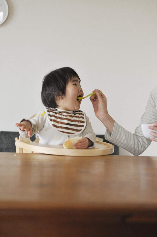 点心,面包,东方人,儿童,家庭,母亲,女儿,坐,吃,竖图,室内,白天,正面,纯洁,餐桌,沙发,桌子,餐具,亚洲,握,悬挂,时间,木制,时钟,勺子,食品,面点,高脚椅,拿,计时,拿着,黄种人,食物,糕点,小孩,黑色,木制品,调羹,汤匙,钟表,张嘴,温暖,温馨,母女,一家人,表,可爱,母爱,童年,童趣,握着,餐台,和睦,张大嘴巴,布艺沙发,童真,烂漫,无邪,天真,年轻女性,女孩,女人,女性,亚洲人,孩子,年轻人,进餐用具,烹调用具,钟,张开嘴,嚼,食,坐着,半身,彩图,融洽,女生