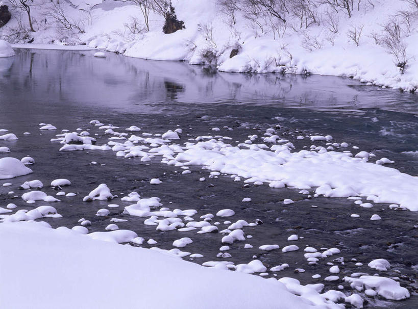 无人,横图,俯视,室外,白天,旅游,度假,河流,美景,沙滩,水,雪,大雪,日本,亚洲,沙子,河岸,河水,河滩,积雪,结冰,景观,水流,雪景,冬季,冬天,沙地,娱乐,自然,享受,休闲,景色,放松,寒冷,自然风光,东亚,本州,本州岛,日本国,中部地方,新潟,新潟县,严寒,白霜,彩图,高角度拍摄