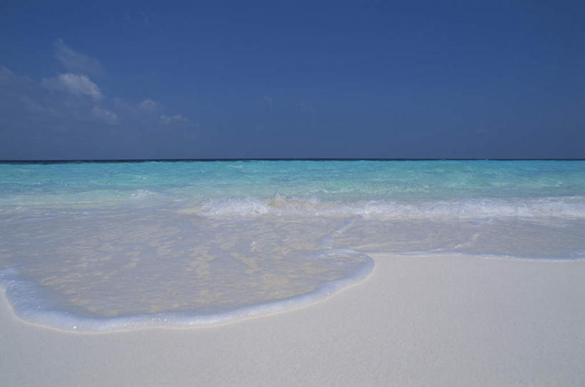 无人,横图,室外,白天,正面,旅游,度假,海浪,海洋,美景,沙滩,马尔代夫,亚洲,沙子,海岸,景观,浪花,沙地,娱乐,蓝色,蓝天,天空,自然,海水,天,享受,休闲,景色,放松,晴朗,自然风光,南亚,海景,万里无云,马尔代夫共和国,大海,风浪,海,海水的波动,海滩,近岸浪,涌浪,晴空,晴空万里,彩图