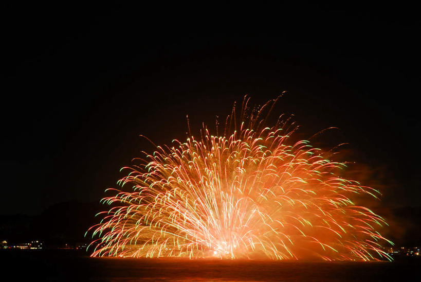 无人,横图,室外,夜晚,仰视,海浪,海洋,烟火,神奈川,日本,亚洲,黑色背景,节日,庆祝,光线,光泽,圆形,浪花,光芒,神奈川县,文化,黑色,天空,海水,焰火,天,庆典,闪耀,纪念,耀眼,闪烁,礼花,光辉,海景,东亚,镰仓,本州,关东地方,本州岛,日本国,花炮,礼花炮,毫光,烟花,大海,风浪,海,海水的波动,近岸浪,涌浪,彩图,低角度拍摄