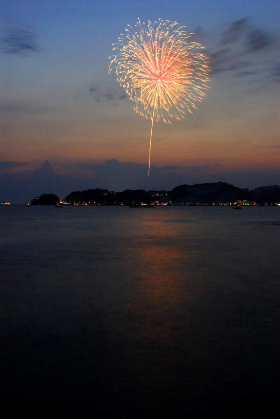 无人,竖图,室外,白天,仰视,海浪,海洋,烟火,神奈川,日本,亚洲,节日,庆祝,光线,光泽,圆形,浪花,光芒,神奈川县,文化,两个,黄色,黑色,天空,海水,焰火,天,庆典,闪耀,纪念,耀眼,闪烁,礼花,光辉,海景,东亚,镰仓,本州,关东地方,本州岛,日本国,花炮,礼花炮,毫光,烟花,大海,风浪,海,海水的波动,近岸浪,涌浪,彩图,低角度拍摄