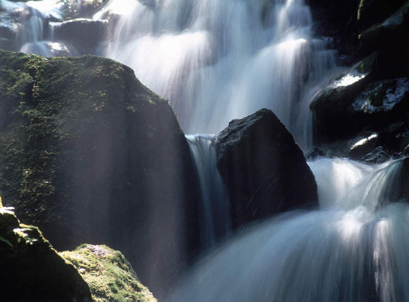 无人,横图,室外,白天,长时间曝光,仰视,旅游,度假,石头,美景,瀑布,水,日本,亚洲,阴影,飞溅,溅,光线,石子,液体,影子,景观,水滴,娱乐,水珠,阳光,自然,享受,休闲,景色,放松,喷洒,自然风光,曝光,东亚,本州,本州岛,日本国,青森,青森县,东北地方,暴光,跌水,石块,岩石,彩图,低角度拍摄