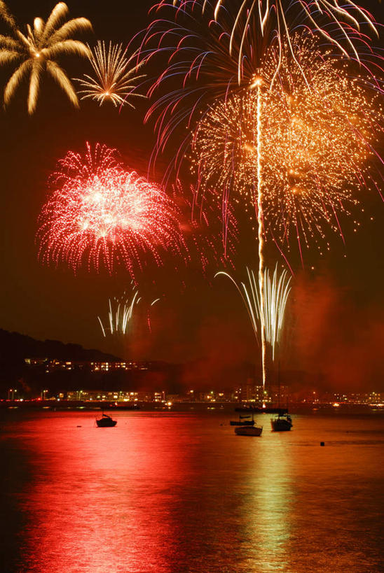无人,竖图,室外,夜晚,仰视,海浪,海洋,烟火,夜景,船,神奈川,日本,亚洲,许多,节日,庆祝,光线,光泽,圆形,浪花,光芒,神奈川县,两艘,文化,红色,黑色,天空,海水,焰火,交通工具,天,庆典,闪耀,纪念,耀眼,闪烁,载具,礼花,货船,光辉,海景,东亚,本州,关东地方,本州岛,日本国,花炮,礼花炮,毫光,烟花,大海,风浪,海,海水的波动,近岸浪,涌浪,彩图,低角度拍摄
