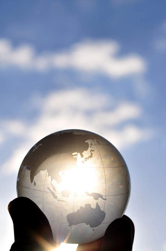 东方人,手,一个人,站,捧,竖图,室外,特写,白天,仰视,仪器,海洋,地图,亚洲,仅一个男性,仅一个人,阴影,朦胧,模糊,透明,光线,网格,地球仪,线条,影子,世界地图,地球,陆地,云,云朵,全球,云彩,黄种人,球,仅一个年轻男性,一个,蓝色,白云,蓝天,天空,阳光,经纬线,模型,天,站着,球体,手部,地理,国家,单个,单手,大陆,世界,纬线,版图,经线,经纬仪,地理学,男人,男性,年轻男性,亚洲人,端,端着,捧着,手捧,站立,半身,彩图,低角度拍摄,大洋,大洲