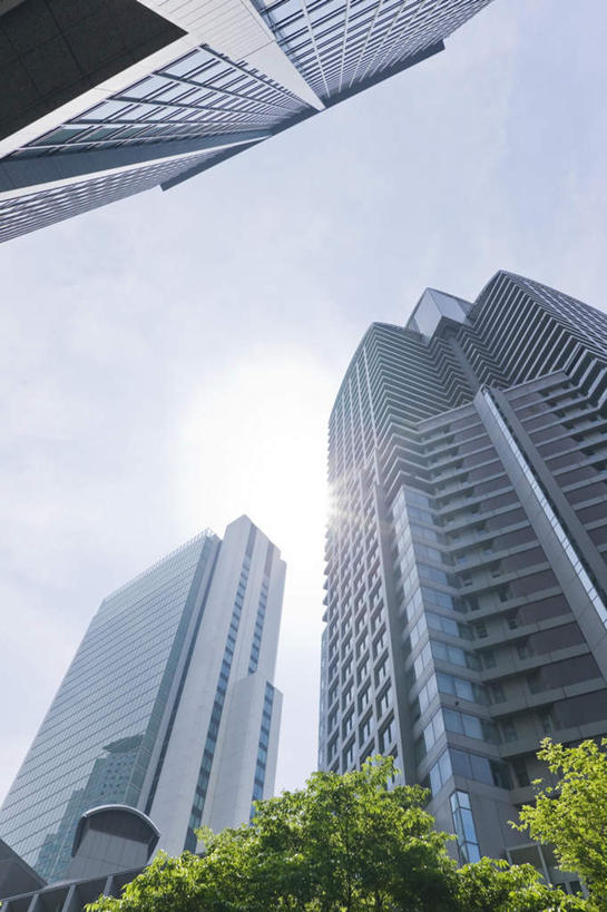 无人,高楼大厦,竖图,室外,白天,仰视,度假,美景,植物,城市风光,标志建筑,城市,大厦,地标,建筑,摩天大楼,日本,亚洲,阴影,光线,影子,景观,云,云朵,云彩,娱乐,建设,树,树木,蓝色,绿色,白云,蓝天,天空,阳光,自然,天,享受,休闲,景色,放松,大阪,生长,成长,东亚,本州,大阪府,本州岛,日本国,近畿地方,近畿,彩图,低角度拍摄,大楼,高层建筑,高楼,摩天楼