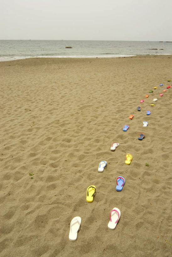 无人,竖图,俯视,彩色,室外,白天,凉鞋,旅游,度假,海浪,海洋,美景,沙滩,鞋子,神奈川,日本,亚洲,一排,许多,整齐,沙子,海岸,景观,浪花,水平线,辽阔,海平线,沙地,神奈川县,娱乐,排列,粉色,黄色,红色,蓝色,绿色,白色,自然,海水,享受,休闲,广阔,橙色,景色,放松,一望无际,队列,自然风光,海景,东亚,本州,关东地方,本州岛,日本国,无边无际,一马平川,大海,风浪,海,海水的波动,海滩,近岸浪,涌浪,彩图,高角度拍摄,夹趾拖鞋,人字拖,人字拖鞋,水天相接,水天一线