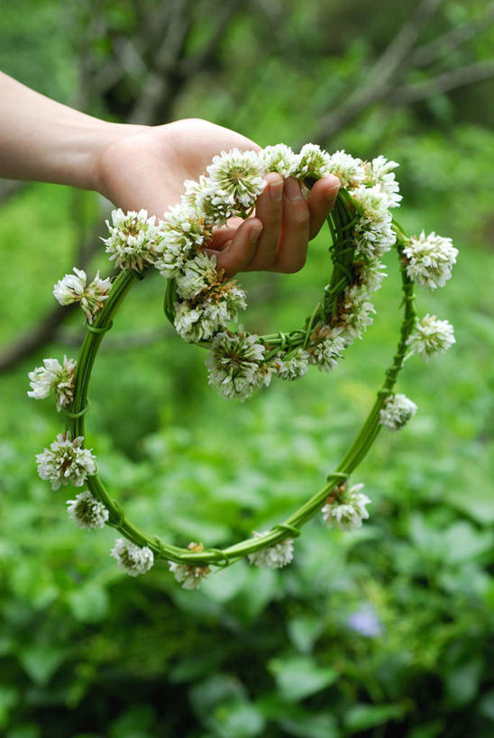 东方人,手,一个人,站,竖图,俯视,室外,特写,白天,爱情,自由,幸福,草地,草坪,植物,亚洲,仅一个年轻女性,仅一个女性,仅一个人,朦胧,模糊,盛开,花环,三叶草,拿,花蕾,拿着,黄种人,草,花,花瓣,花朵,鲜花,绿色,白色,花苞,花蕊,站着,手部,希望,单手,和平,车轴草,苜蓿,统一,团结,年轻女性,女人,女性,亚洲人,站立,半身,彩图,高角度拍摄