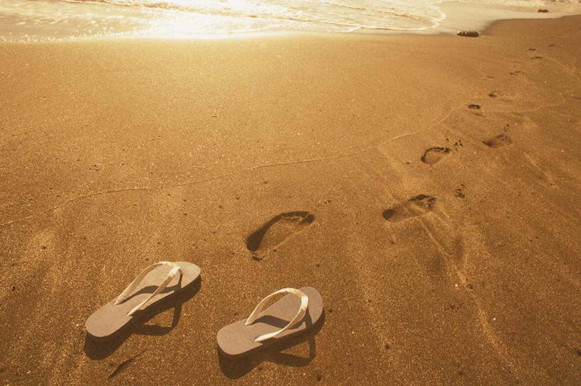 无人,横图,俯视,室外,特写,白天,凉鞋,旅游,度假,美景,沙滩,鞋子,一双,脚印,沙子,海岸,景观,沙地,娱乐,白色,自然,享受,休闲,景色,放松,自然风光,海滩,彩图,高角度拍摄,夹趾拖鞋,人字拖,人字拖鞋