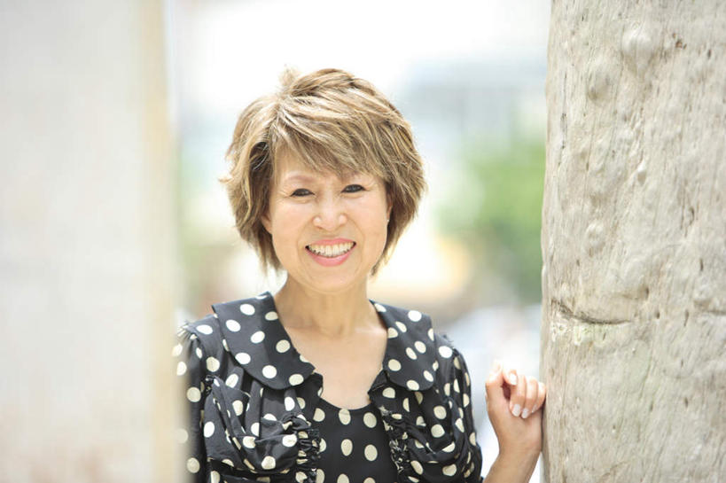 东方人,一个人,站,笑,摸,微笑,露齿笑,横图,室外,白天,正面,裙子,石头,植物,亚洲,仅一个女性,仅一个人,抚摸,阴影,连衣裙,朦胧,模糊,光线,石子,影子,圆点,注视,黄种人,树,树木,绿色,黑色,阳光,自然,观察,看,站着,仅一个中年女性,生长,成长,观看,察看,关注,女人,女性,中年女性,亚洲人,石块,岩石,触摸,接触,站立,半身,彩图