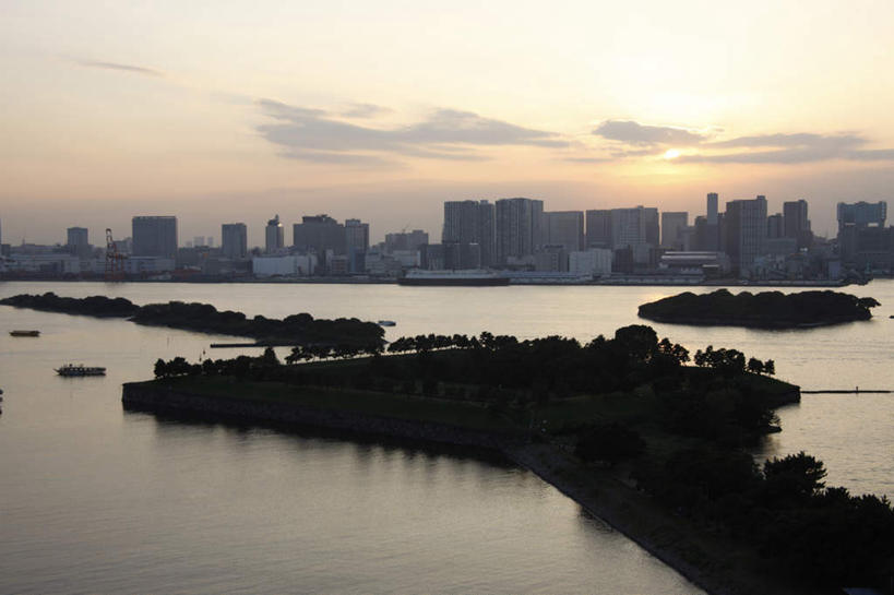 无人,高楼大厦,横图,俯视,航拍,室外,白天,度假,海浪,海洋,美景,日落,城市风光,标志建筑,城市,大厦,地标,建筑,摩天大楼,东京,日本,亚洲,景观,浪花,晚霞,霞光,娱乐,建设,蓝色,蓝天,天空,海水,黄昏,天,享受,休闲,景色,彩霞,放松,鸟瞰,海景,东亚,本州,关东地方,本州岛,日本国,东京都,品川,大海,风浪,海,海水的波动,近岸浪,涌浪,夕阳,彩图,高角度拍摄,大楼,高层建筑,高楼,摩天楼