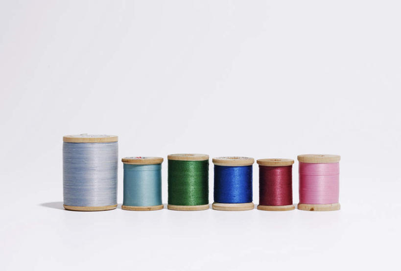 无人,横图,彩色,室内,特写,白天,白色背景,正面,静物,五个,一排,许多,整齐,排列,粉色,红色,蓝色,绿色,比较,摄影,影棚,缝纫,衡量,队列,线轴,彩图,影棚拍摄,拍摄