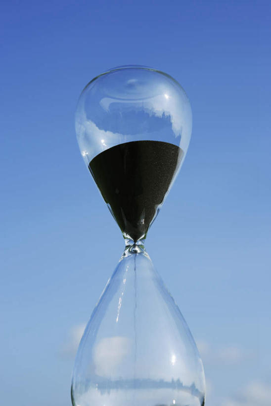 无人,竖图,室外,特写,白天,仰视,计时器,沙漏,时间,沙子,计时,一个,蓝色,蓝天,天空,天,单个,定时器,准确,精准,彩图,低角度拍摄