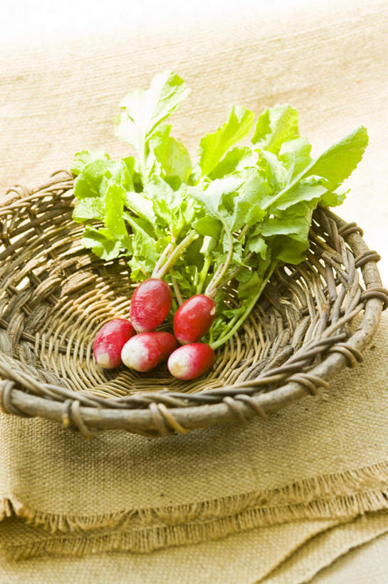 无人,竖图,俯视,室内,特写,白天,萝卜,蔬菜,一堆,许多,堆叠,堆积,新鲜,食品,竹扁,筐,食物,红色,容器,有机食品,绿色食品,竹编,水萝卜,储藏,堆,储存,彩图,高角度拍摄,贮存