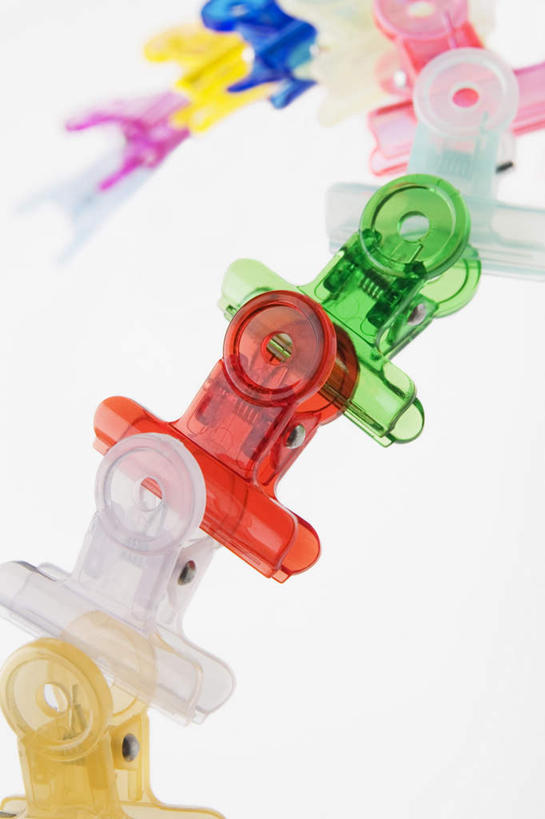 无人,竖图,俯视,彩色,室内,特写,白天,白色背景,静物,一排,许多,整齐,塑料,排列,夹子,塑料制品,摄影,影棚,队列,彩图,高角度拍摄,影棚拍摄,拍摄