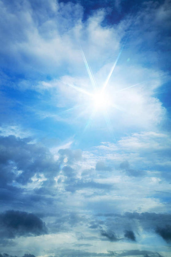 无人,竖图,室外,白天,仰视,旅游,度假,美景,梦幻,发光,光束,光线,光泽,景观,云,云朵,光亮,光芒,云彩,娱乐,蓝色,白云,蓝天,天空,自然,天,享受,休闲,景色,放松,晴朗,未来,发亮,自然风光,光辉,憧憬,毫光,晴空,彩图,低角度拍摄